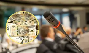 Kolaż: stos banknotów 200 zł i mikrofon na tle sali obrad.