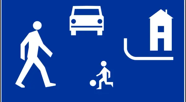 Znaki drogowe na osiedlu: Kto odpowiada? Legalny poradnik