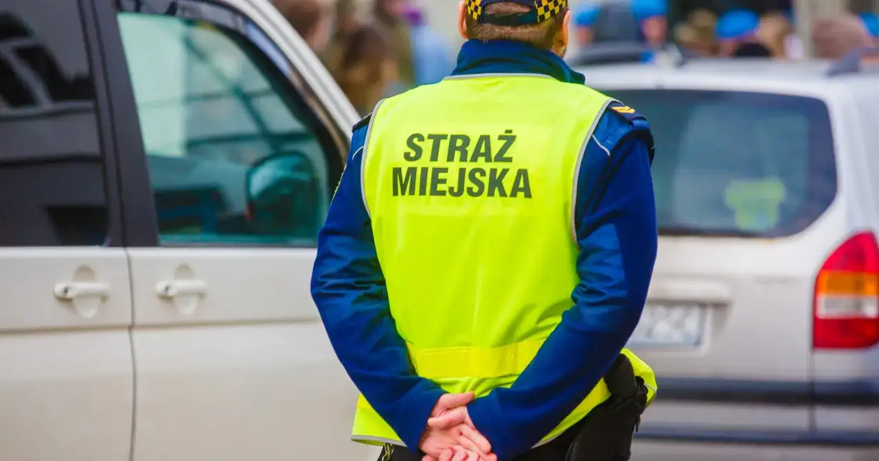 Samoch&oacute;d zaparkowany na osiedlu, znak droga wewnętrzna