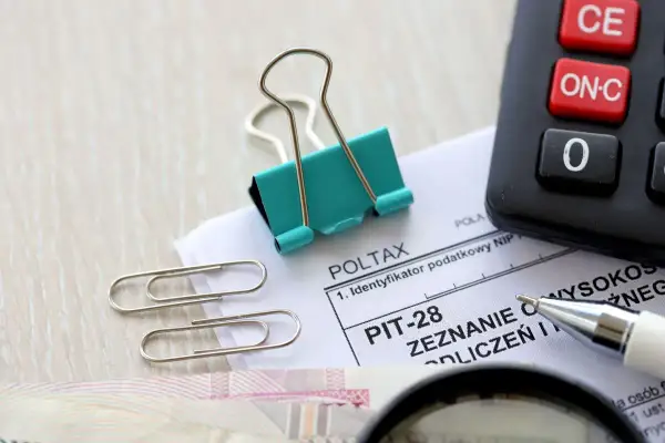 PIT-28 najem 2025: Terminy, ryczałt, stawki. Rozlicz bez kar!