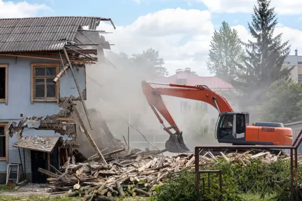 Rozbiórka budynku gospodarczego: Gdzie i jak zgłosić online?